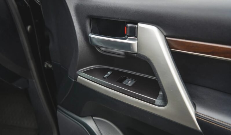 
								Toyota Land Cruiser Heritage Edition full									