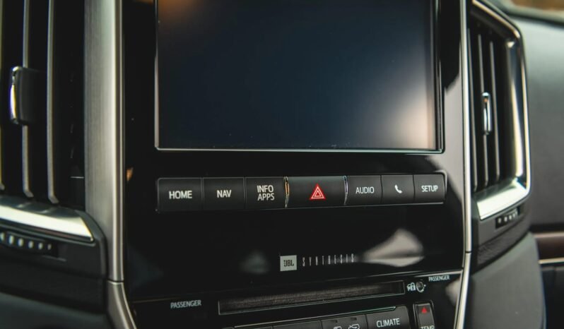 
								Toyota Land Cruiser Heritage Edition full									