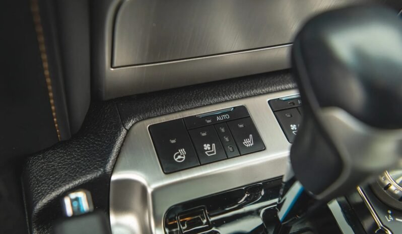 
								Toyota Land Cruiser Heritage Edition full									