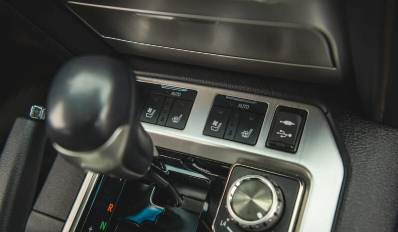 
								Toyota Land Cruiser Heritage Edition full									