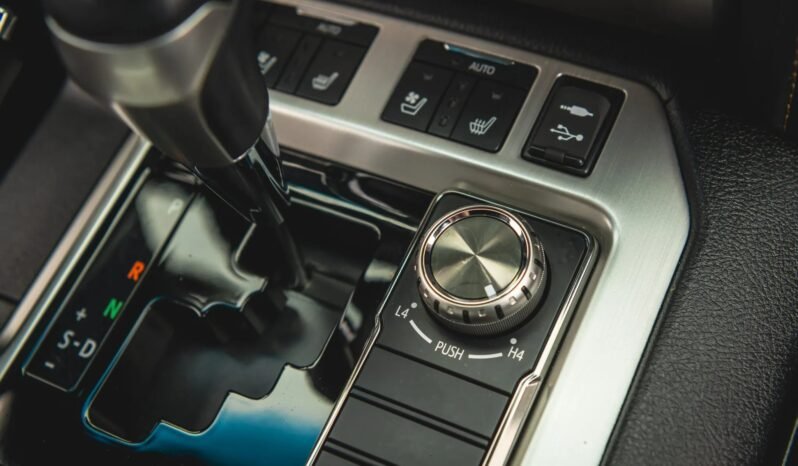 
								Toyota Land Cruiser Heritage Edition full									