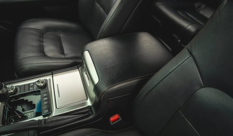 
								Toyota Land Cruiser Heritage Edition full									