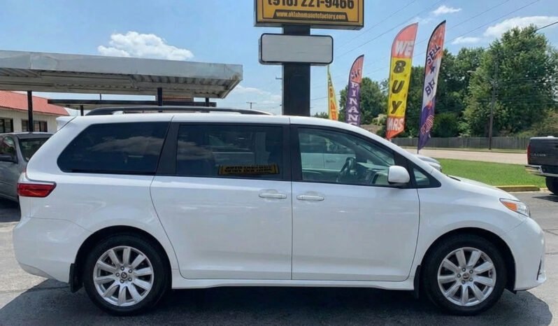 
								2018 Toyota Sienna L full									