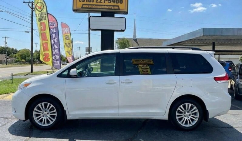 
								2018 Toyota Sienna L full									