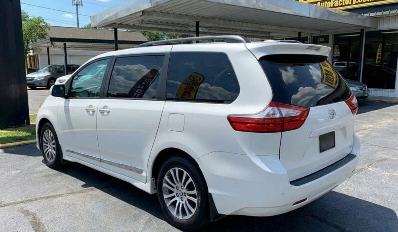 
								2018 Toyota Sienna L full									