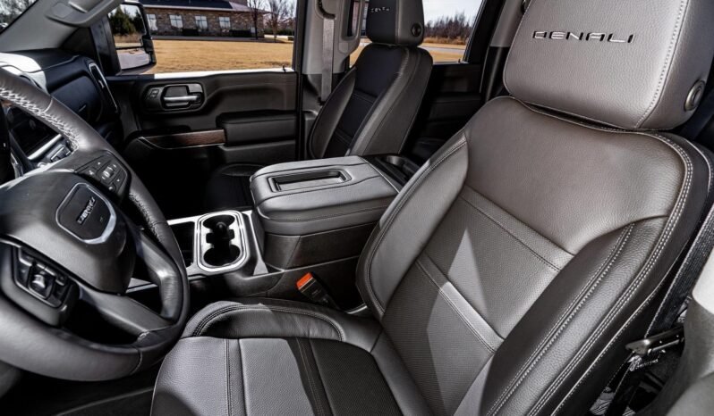 
								2022 GMC Sierra 2500HD Denali full									