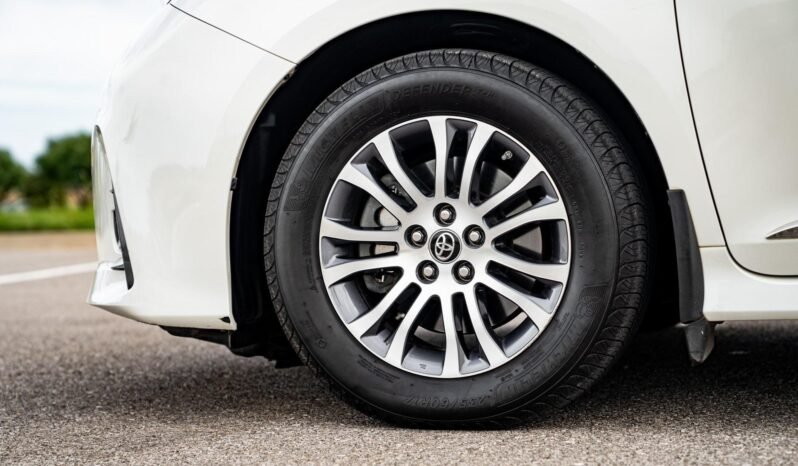 
								2018 Toyota Sienna L full									