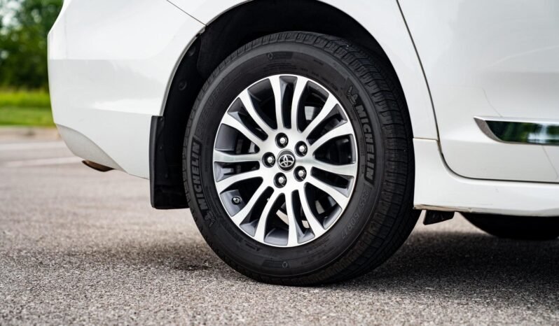 
								2018 Toyota Sienna L full									