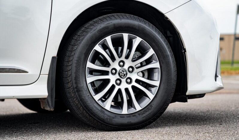 
								2018 Toyota Sienna L full									