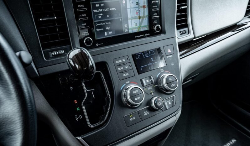 
								2018 Toyota Sienna L full									