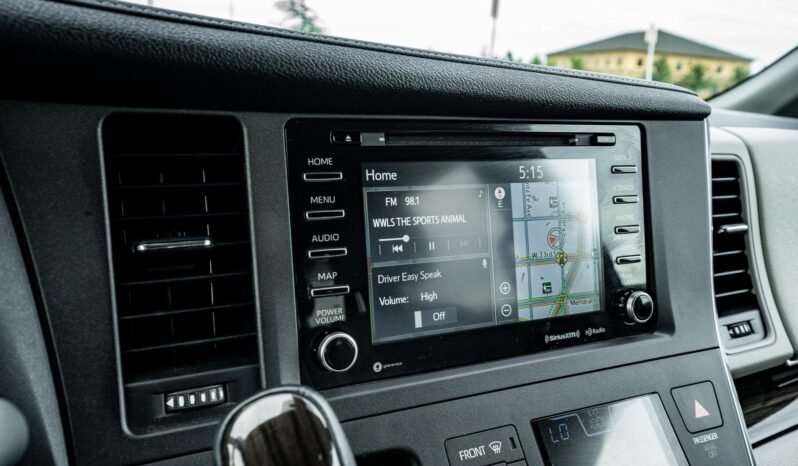 
								2018 Toyota Sienna L full									