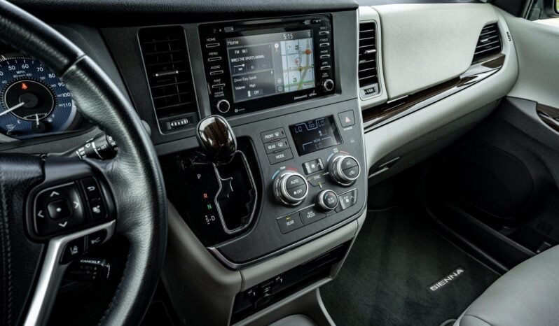 
								2018 Toyota Sienna L full									