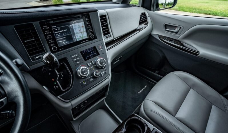 
								2018 Toyota Sienna L full									