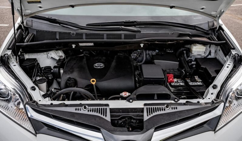 
								2018 Toyota Sienna L full									