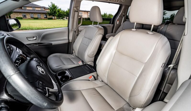 
								2018 Toyota Sienna L full									
