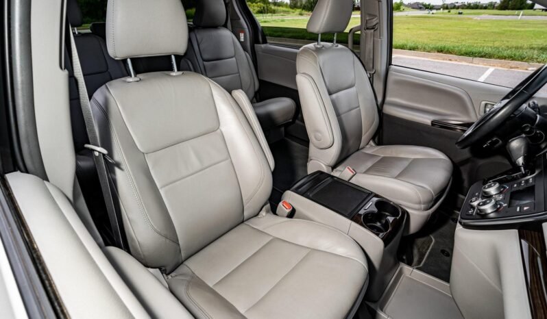 
								2018 Toyota Sienna L full									