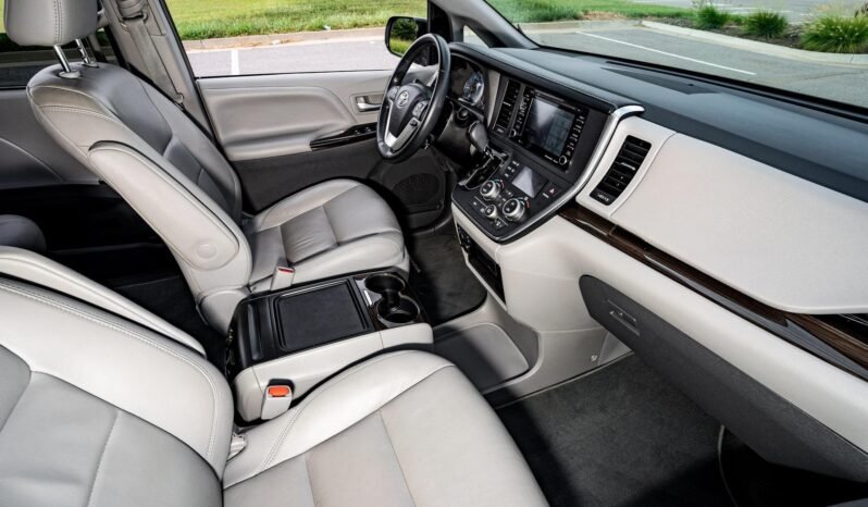 
								2018 Toyota Sienna L full									