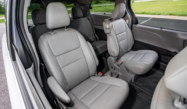 
								2018 Toyota Sienna L full									