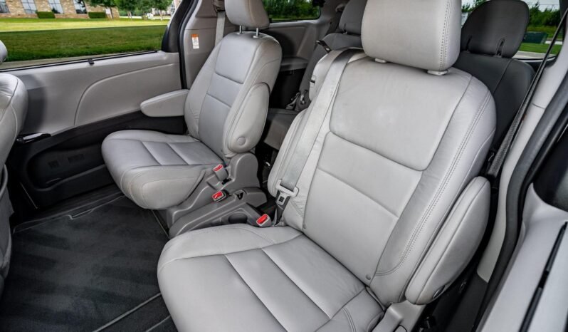 
								2018 Toyota Sienna L full									