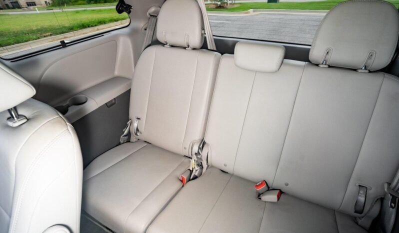 
								2018 Toyota Sienna L full									