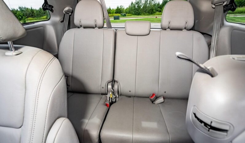 
								2018 Toyota Sienna L full									